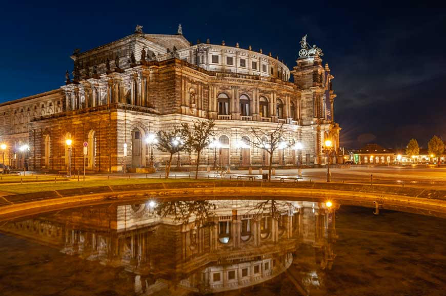 Semperoper bei Nacht in Dresden - Bild kostenlos herunterladen bei pictjour.com