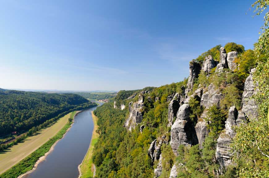 Elbsandsteingebirge mit Elbe - Bild kostenlos herunterladen bei pictjour.com