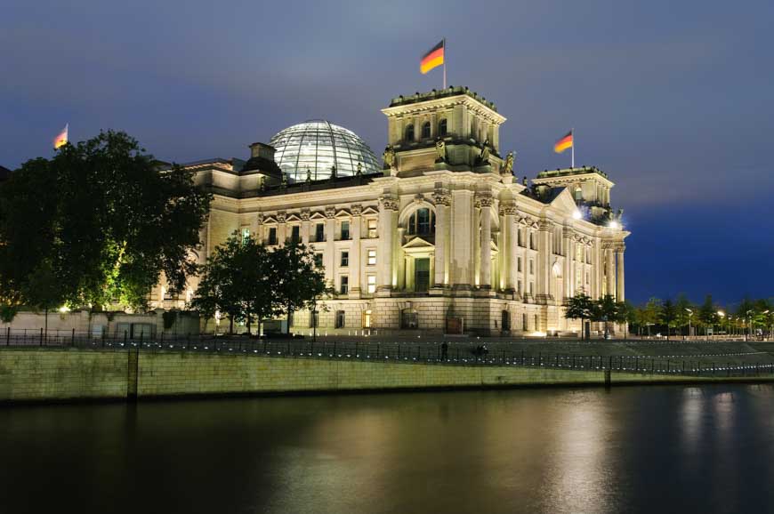 Reichstag bei Nacht in Berlin - Bild kostenlos herunterladen bei pictjour.com